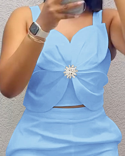 2 Pieces Outfit 3D Flower Decor Sweetheart Neck Thick Straps Shirred Back Crop Top and Casual Elastic Back Waist Shorts Set